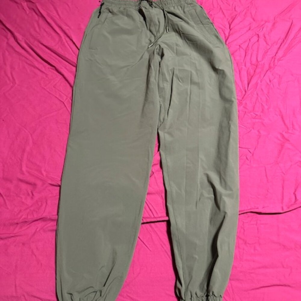TNA Joggers size small